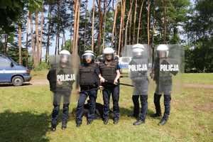 Uczestnicy obozu wraz z policjantami