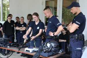 Uczestnicy obozu wraz z policjantami