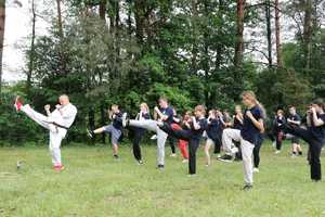 Uczestnicy obozu wraz z policjantami