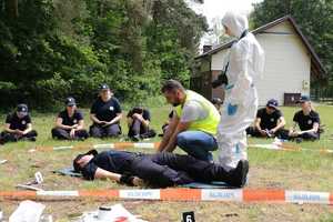 Uczestnicy obozu wraz z policjantami