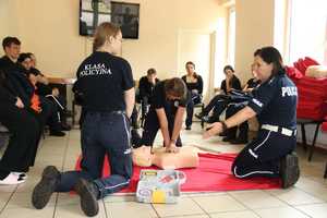 Uczestnicy obozu wraz z policjantami