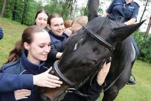 Uczestnicy obozu wraz z policjantami