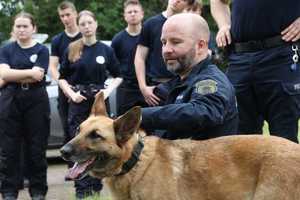 Uczestnicy obozu wraz z policjantami