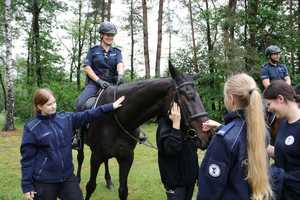 Uczestnicy obozu wraz z policjantami