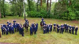 Uczestnicy obozu wraz z policjantami