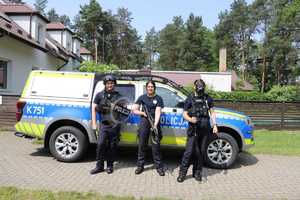 Uczestnicy obozu wraz z policjantami