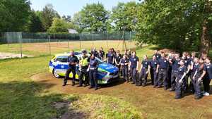 Uczestnicy obozu wraz z policjantami