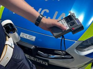 urządzenie do badania trzeźwości na tle radowozu