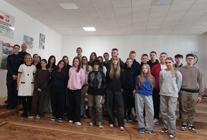 Policjanci z uczniami