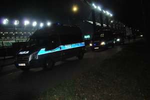 Policjanci zabezpieczający mecz