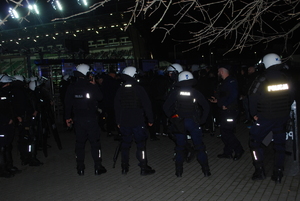 Policjanci zabezpieczający mecz