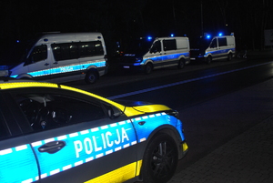 Policjanci zabezpieczający mecz