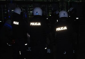 Policjanci zabezpieczający mecz
