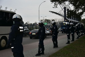 Policjanci podczas zabezpieczenia meczu