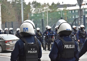 Policjanci podczas zabezpieczenia meczu