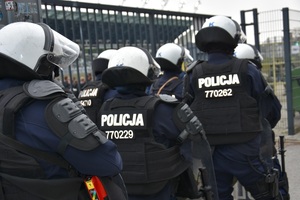 Policjanci podczas zabezpieczenia meczu
