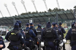 Policjanci podczas zabezpieczenia meczu