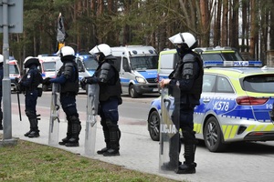 Policjanci podczas zabezpieczenia meczu