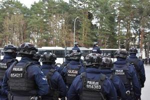 Policjanci podczas zabezpieczenia meczu