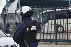 Policjanci podczas zabezpieczenia mieczu