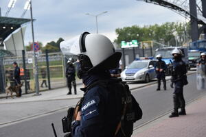 Policjanci podczas zabezpieczenia