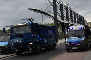 Policjanci podczas zabezpieczenia
