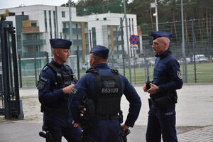 Policjanci podczas zabezpieczenia