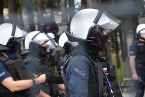Policjanci podczas zabezpieczenia