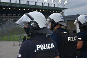 Policjanci podczas zabezpieczenia