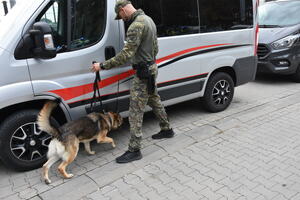 Policjanci podczas zabezpieczenia