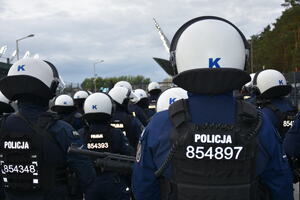 Policjanci podczas zabezpieczenia