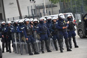 Policjanci podczas zabezpieczenia