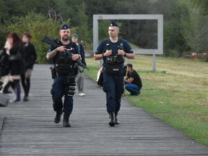 Policjanci podczas zabezpieczenia