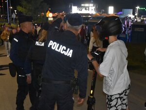 Policjanci podczas zabezpieczenia