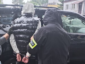 Policjanci z zatrzymanym