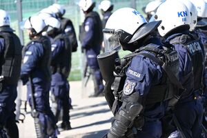 Policjanci podczas zabezpieczenia
