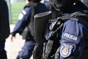 Policjanci podczas zabezpieczenia
