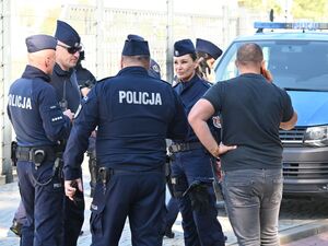 Policjanci podczas zabezpieczenia