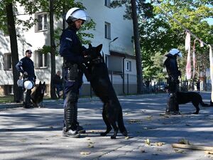 Policjanci podczas zabezpieczenia