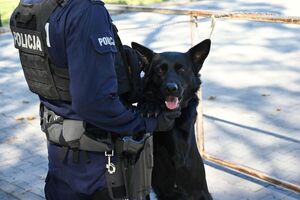Policjanci podczas zabezpieczenia