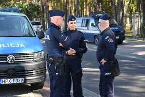 Policjanci podczas zabezpieczenia