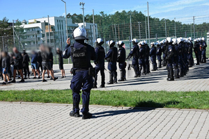 Policjanci podczas zabezpieczenia