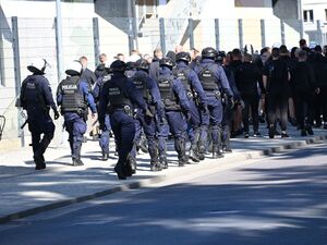 Policjanci podczas zabezpieczenia