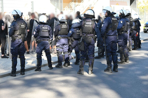 Policjanci podczas zabezpieczenia