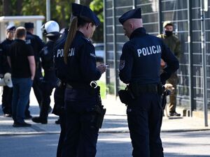Policjanci podczas zabezpieczenia