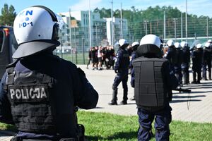 Policjanci podczas zabezpieczenia