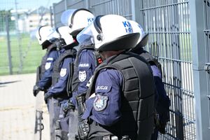 Policjanci podczas zabezpieczenia