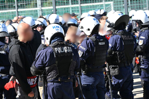 Policjanci podczas zabezpieczenia