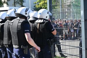 Policjanci podczas zabezpieczenia