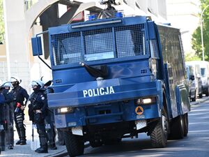 Policjanci podczas zabezpieczenia